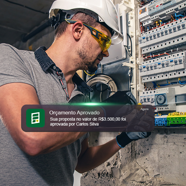 Eletricista recebendo aprovação de proposta