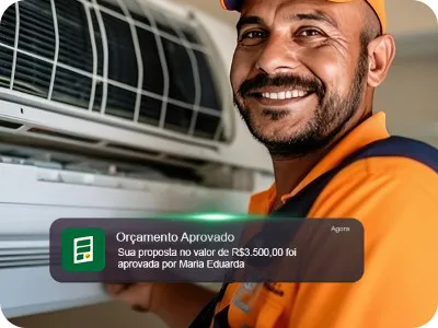 Técnico de ar condicioando recebendo aprovação de orçamento